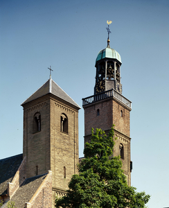 835966 Gezicht op de torens van de Nicolaikerk (Nicolaaskerkhof 8) te Utrecht, uit het westen.